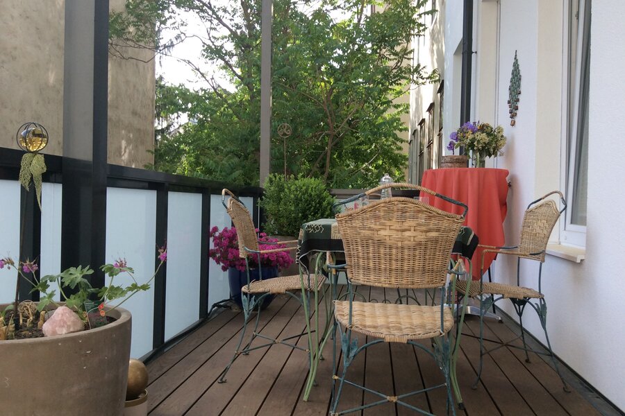 Balkon ist 17 m² gross, mitSonnenbett und Tisch mit vier Sessel