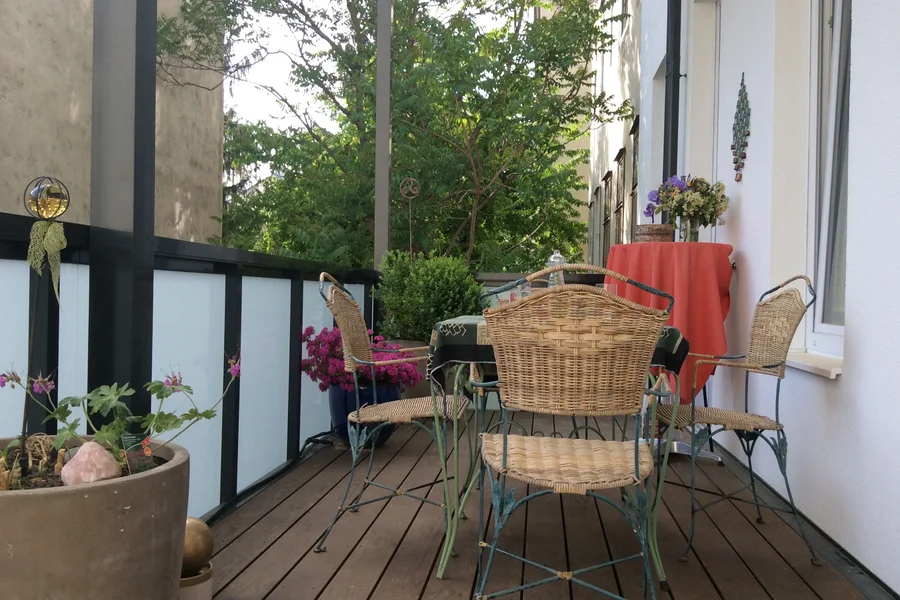 Balkon ist 17 m² gross, mitSonnenbett und Tisch mit vier Sessel