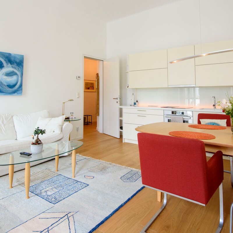 Luftiger Raum mit bequemer Couch