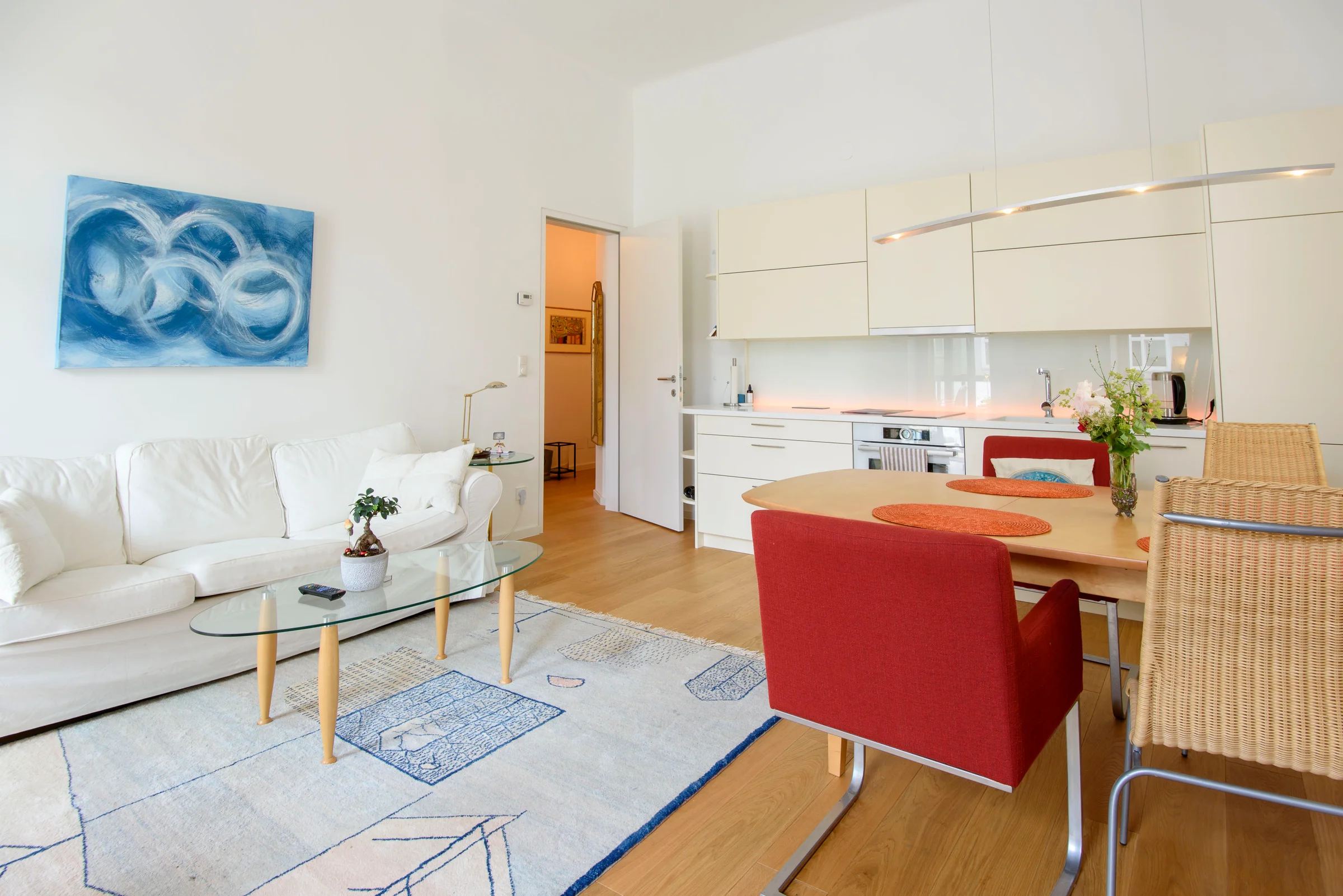 Luftiger Raum mit bequemer Couch