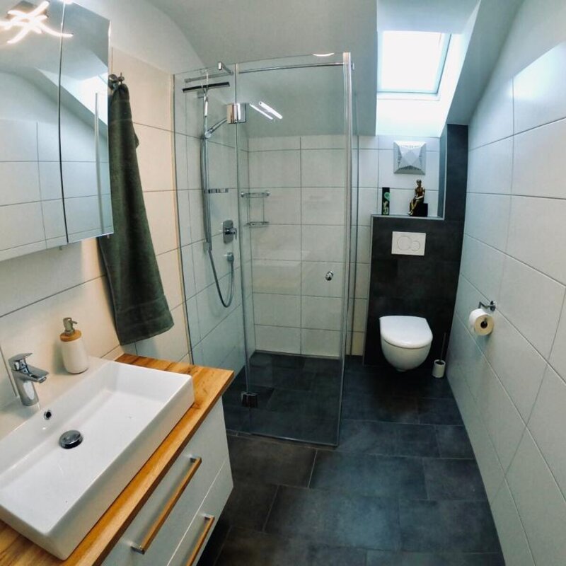 Badezimmer mit Walk-In Dusche
