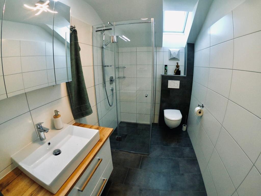 Badezimmer mit Walk-In Dusche