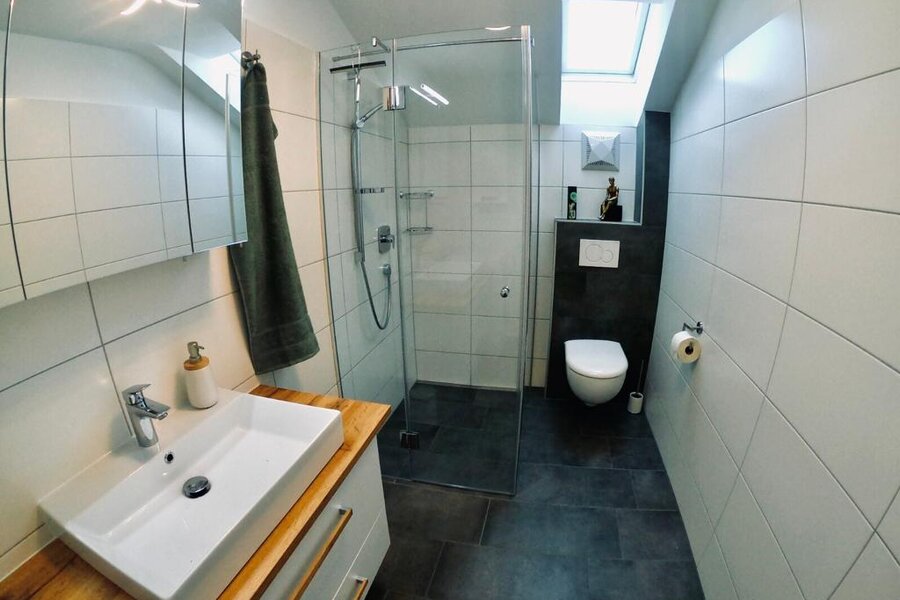 Badezimmer mit Walk-In Dusche