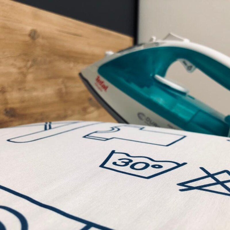 Bügeleisen und Bügelbrett