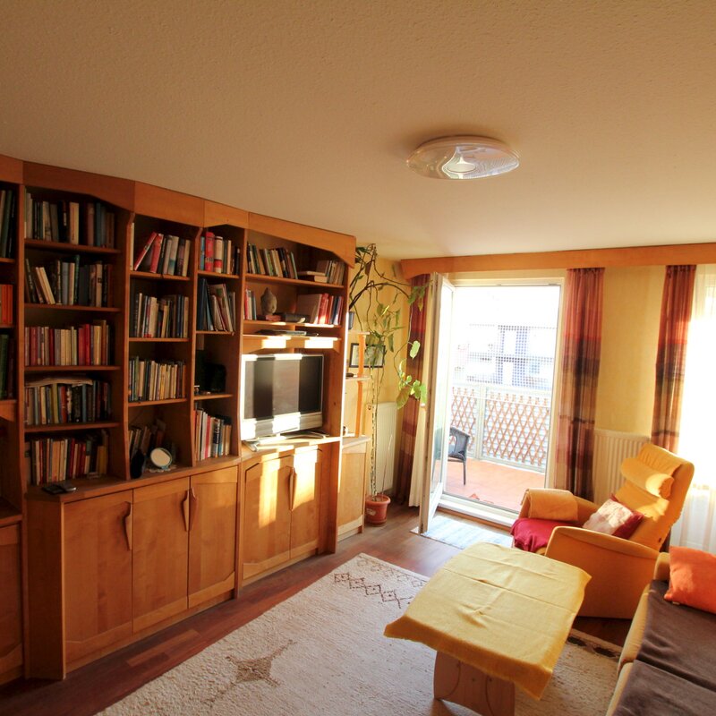 Helles Wohnzimmer mit Bücherregal & Balkon – 3-Zimmer Wohnung, Kurzzeitmiete Wien, Wohnen auf Zeit für 1 bis 6 Monate
