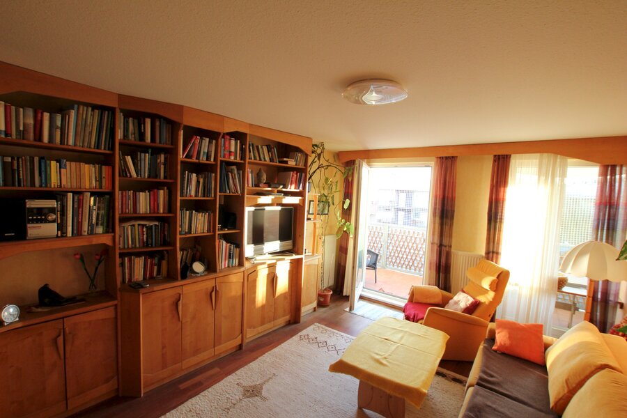 Helles Wohnzimmer mit Bücherregal & Balkon – 3-Zimmer Wohnung, Kurzzeitmiete Wien, Wohnen auf Zeit für 1 bis 6 Monate
