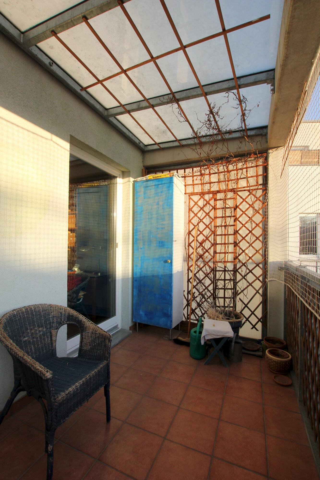Blick in den Innenhof mit Biotop
