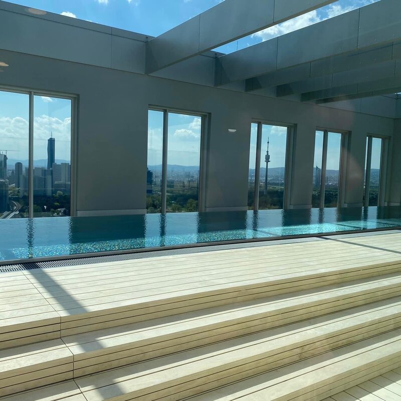 Swimmingpool in 33rd floor