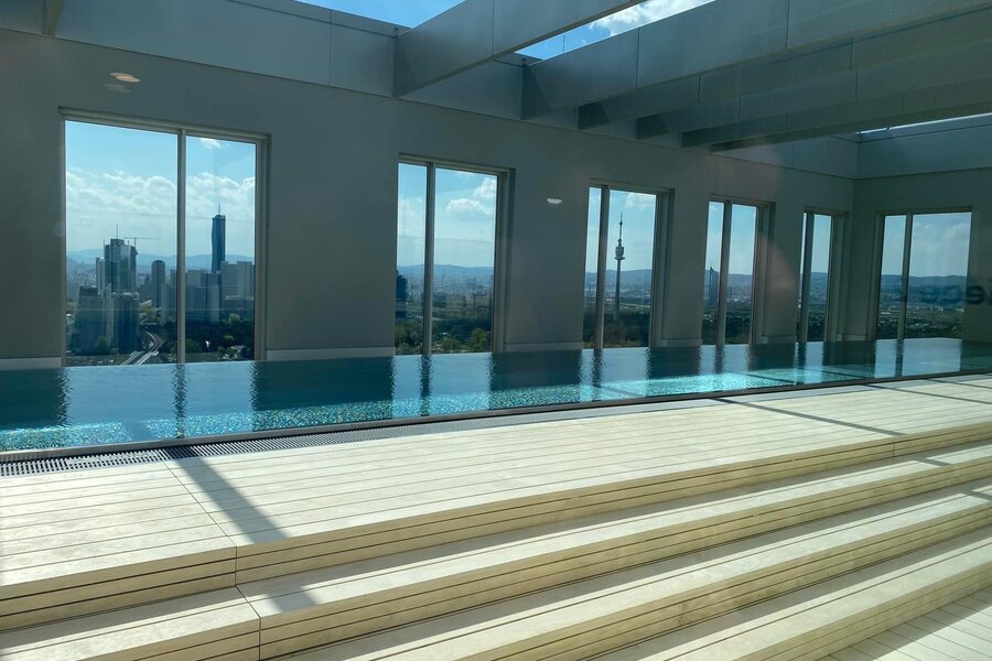 Swimmingpool in 33rd floor