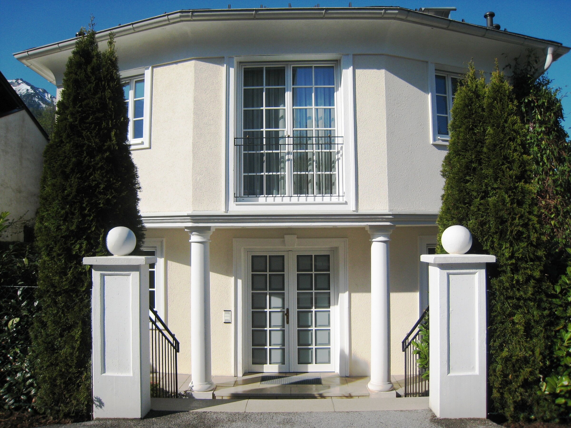Klassisches Haus mit Säulenportal – Kurzzeitmiete & Wohnen auf Zeit für 1 bis 6 Monate in Großgmain