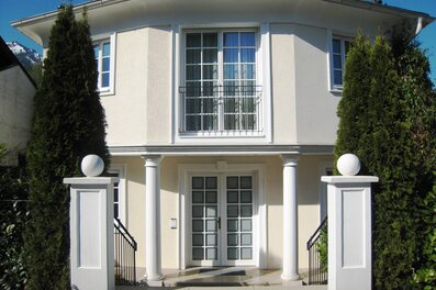 Klassisches Haus mit Säulenportal – Kurzzeitmiete & Wohnen auf Zeit für 1 bis 6 Monate in Großgmain