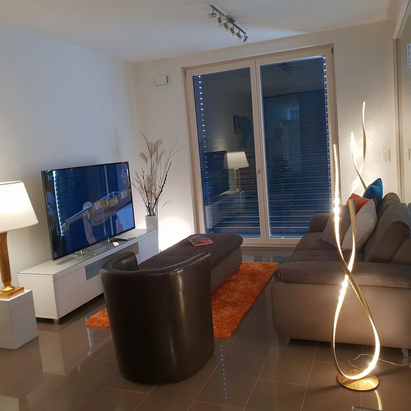 Elegant möbliertes Wohnzimmer – 3-Zimmer Wohnung zur Kurzzeitmiete & Wohnen auf Zeit für 1 bis 6 Monate in Salzburg