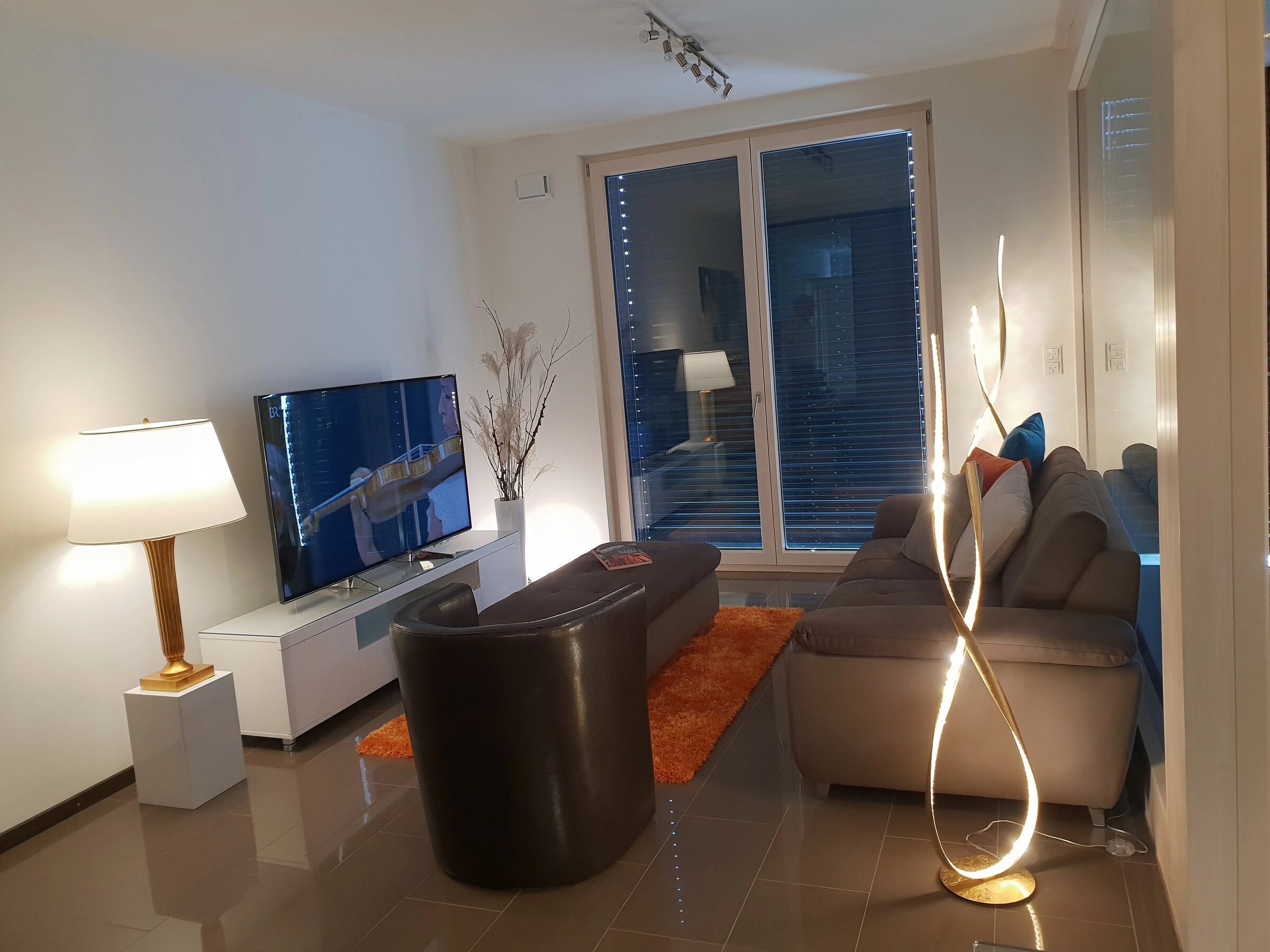 Elegant möbliertes Wohnzimmer – 3-Zimmer Wohnung zur Kurzzeitmiete & Wohnen auf Zeit für 1 bis 6 Monate in Salzburg