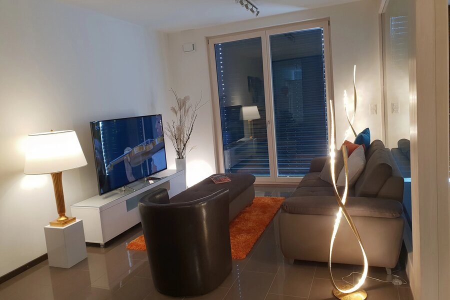 Elegant möbliertes Wohnzimmer – 3-Zimmer Wohnung zur Kurzzeitmiete & Wohnen auf Zeit für 1 bis 6 Monate in Salzburg