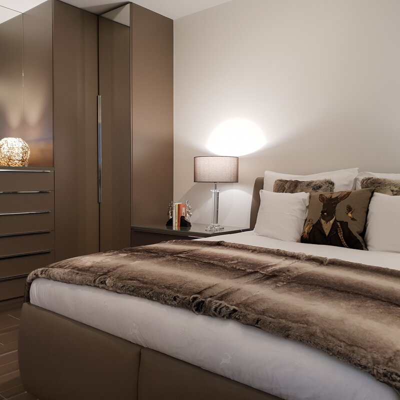 Elegantes Schlafzimmer mit Pelzdecke & Designer-Einbauschrank – 2-Zimmer-Wohnung Kurzzeitmiete Salzburg, 1–6 Monate