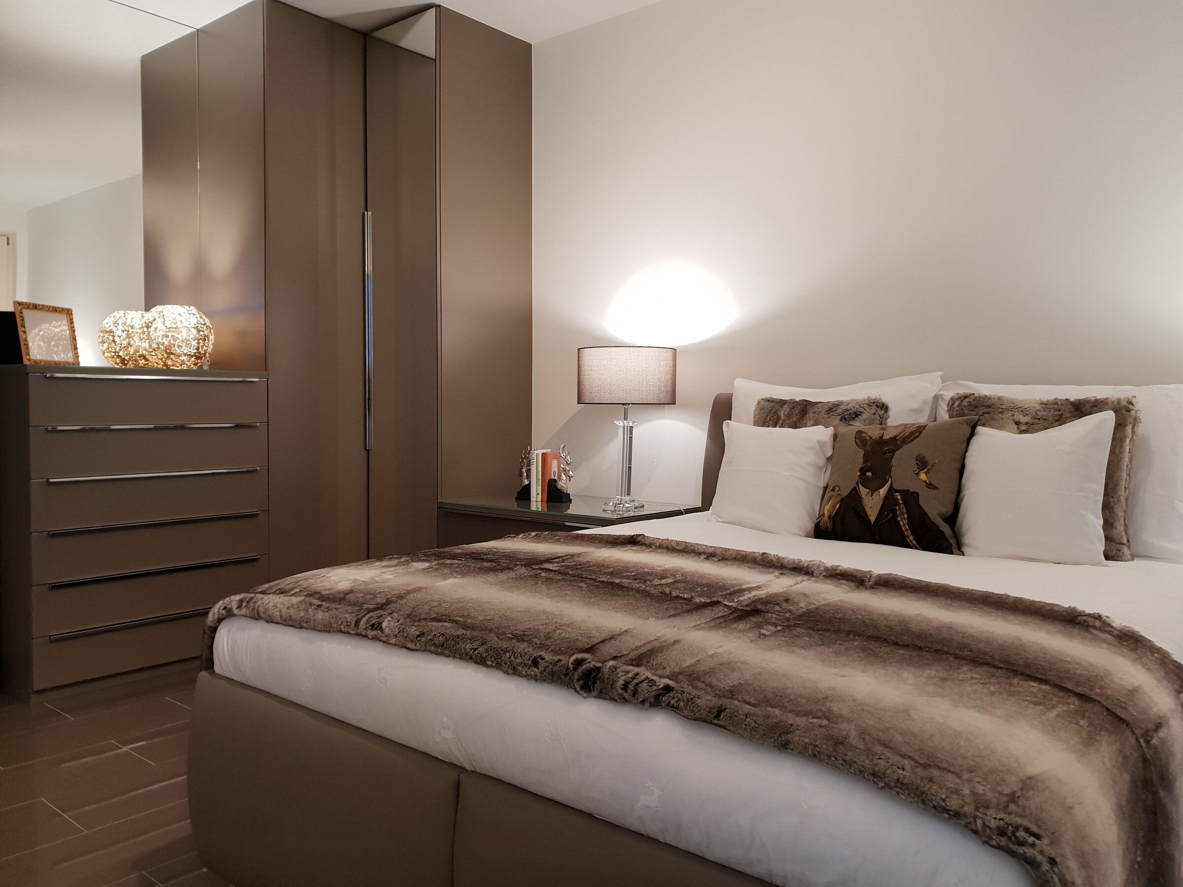 Elegantes Schlafzimmer mit Pelzdecke & Designer-Einbauschrank – 2-Zimmer-Wohnung Kurzzeitmiete Salzburg, 1–6 Monate