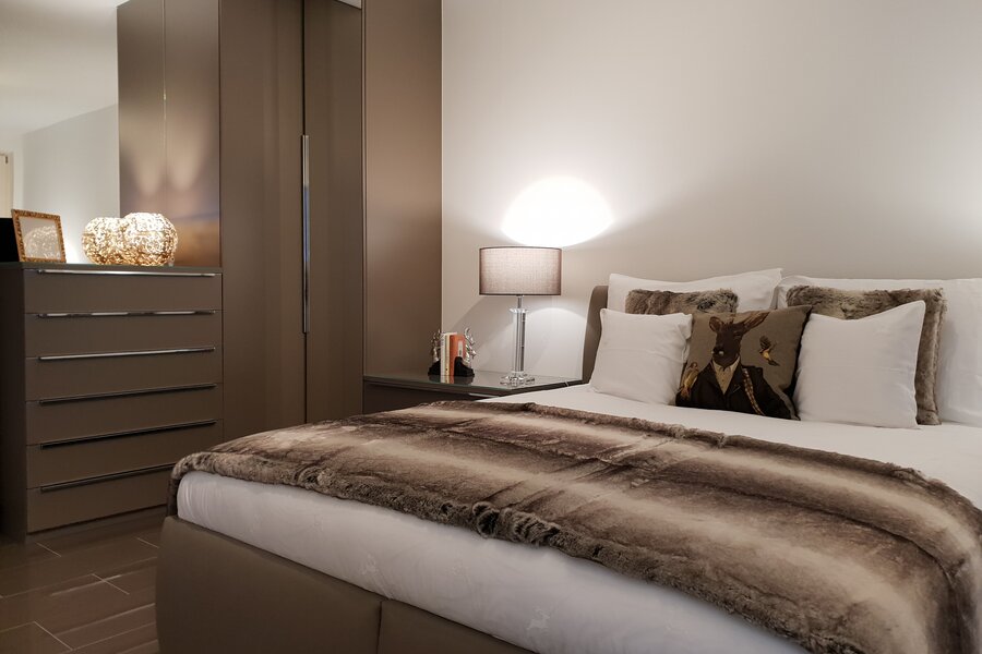 Elegantes Schlafzimmer mit Pelzdecke & Designer-Einbauschrank – 2-Zimmer-Wohnung Kurzzeitmiete Salzburg, 1–6 Monate