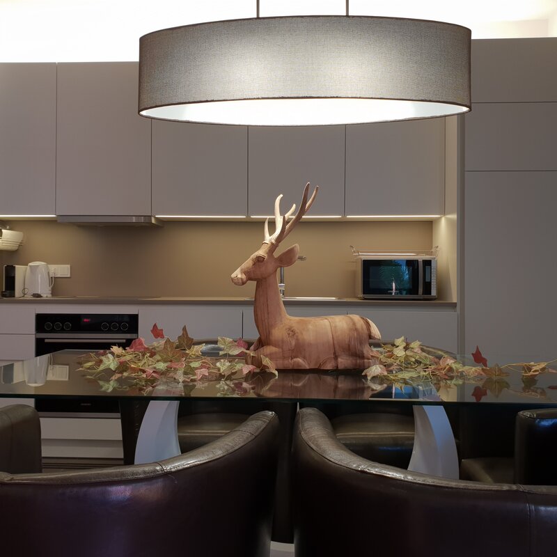 Küchenzeile hinter Schiebetüren | © Eva von Schilgen