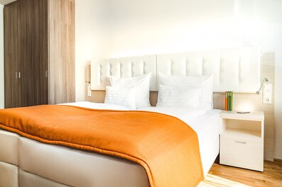 Bright bedroom with double bed & modern interior – 2-room apartment, short-term rental, temporary housing for 1 to 6 months, Vienna