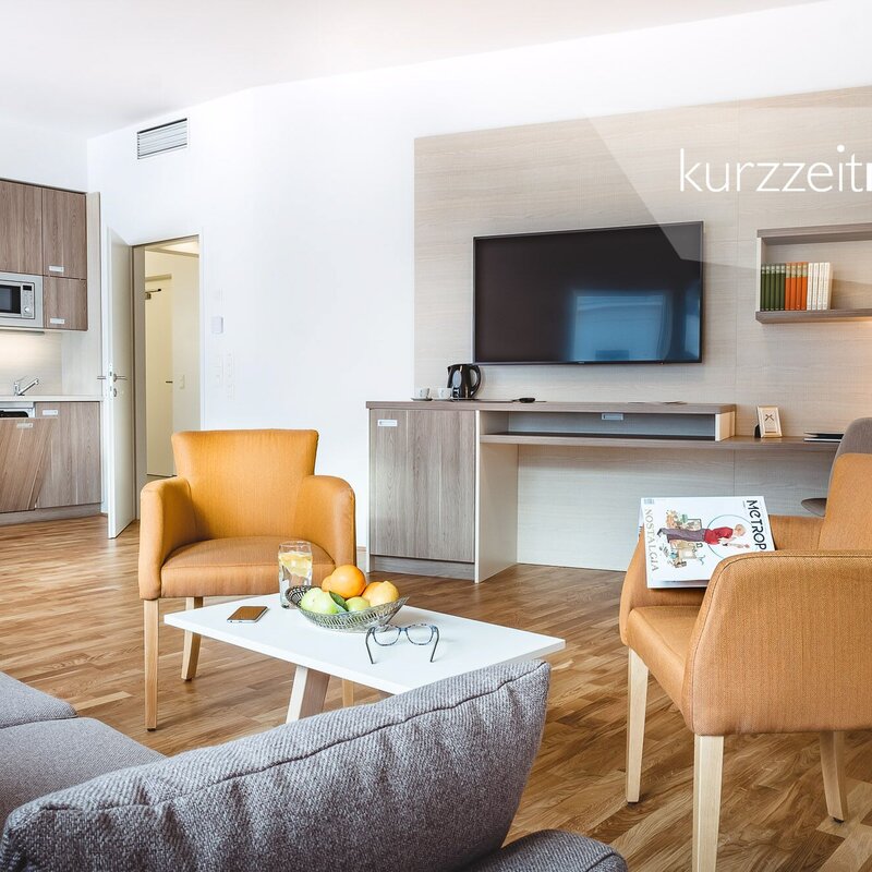 Helles Wohnzimmer mit Küche, möblierte 2-Zimmer Wohnung zur Kurzzeitmiete & Wohnen auf Zeit für 1 bis 6 Monate in Wien