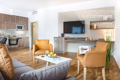 Helles Wohnzimmer mit Küche, möblierte 2-Zimmer Wohnung zur Kurzzeitmiete & Wohnen auf Zeit für 1 bis 6 Monate in Wien
