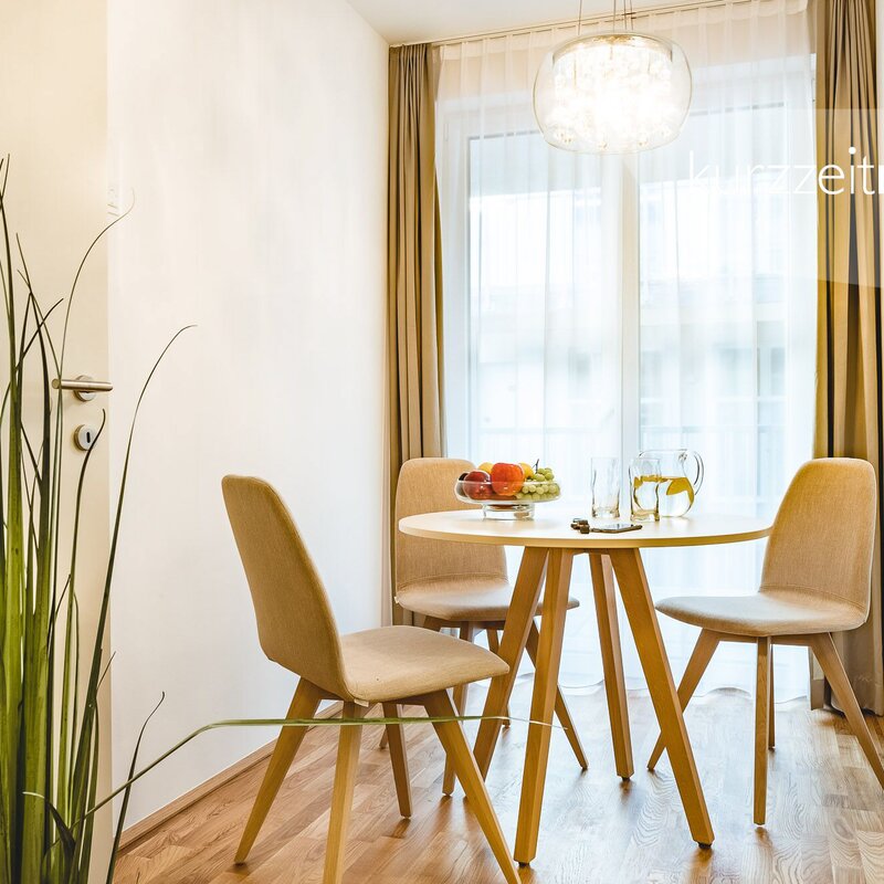 Bright dining area with modern wood table – 2-room apartment, short-term rental, temporary housing 1 to 6 months, Vienna