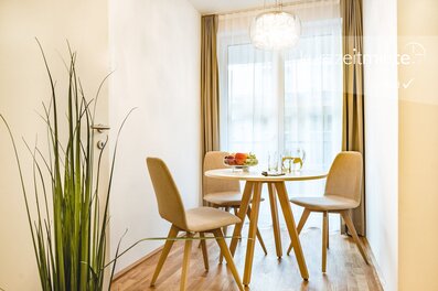 Bright dining area with modern wood table – 2-room apartment, short-term rental, temporary housing 1 to 6 months, Vienna