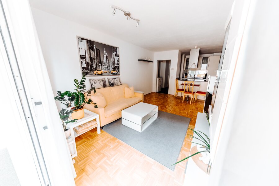 Bright living room with parquet & balcony – 2-room apartment for short-term rental in Salzburg, temporary housing for 1 to 6 months.