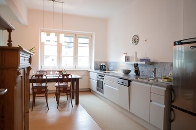 Bright kitchen-dining area with fitted kitchen – 2-room apartment for short-term rental & temporary housing for 1 to 6 months in Innsbruck
