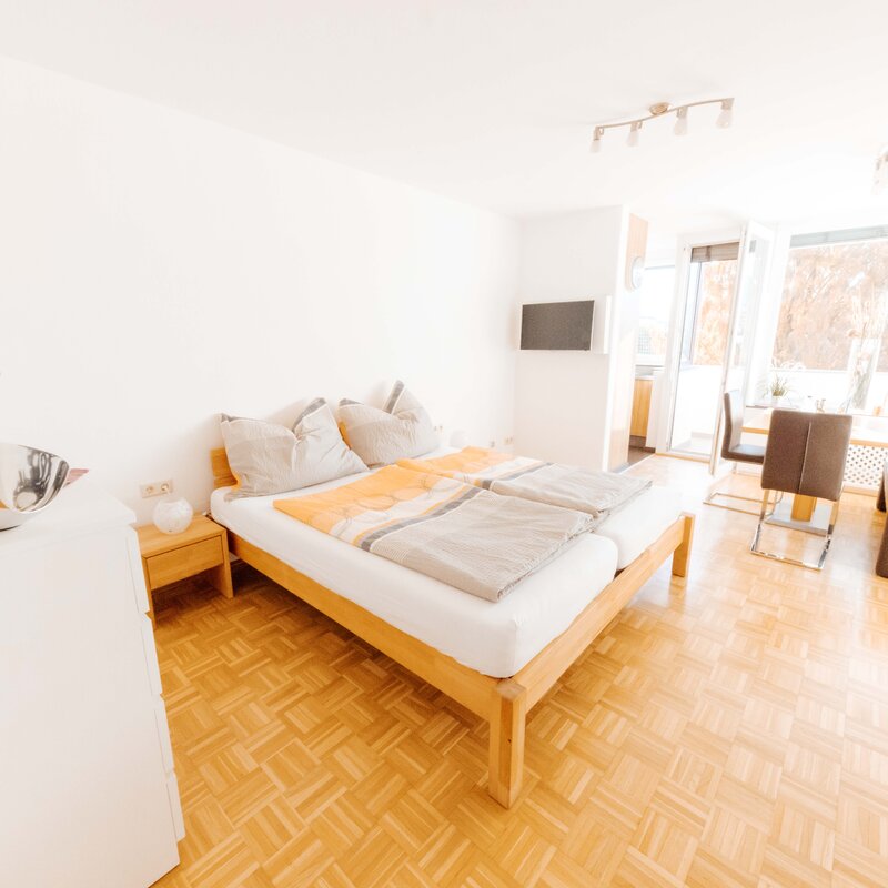Bright 1-room apartment with parquet floor & seating area – short-term rental & temporary housing for 1 to 6 months in Salzburg