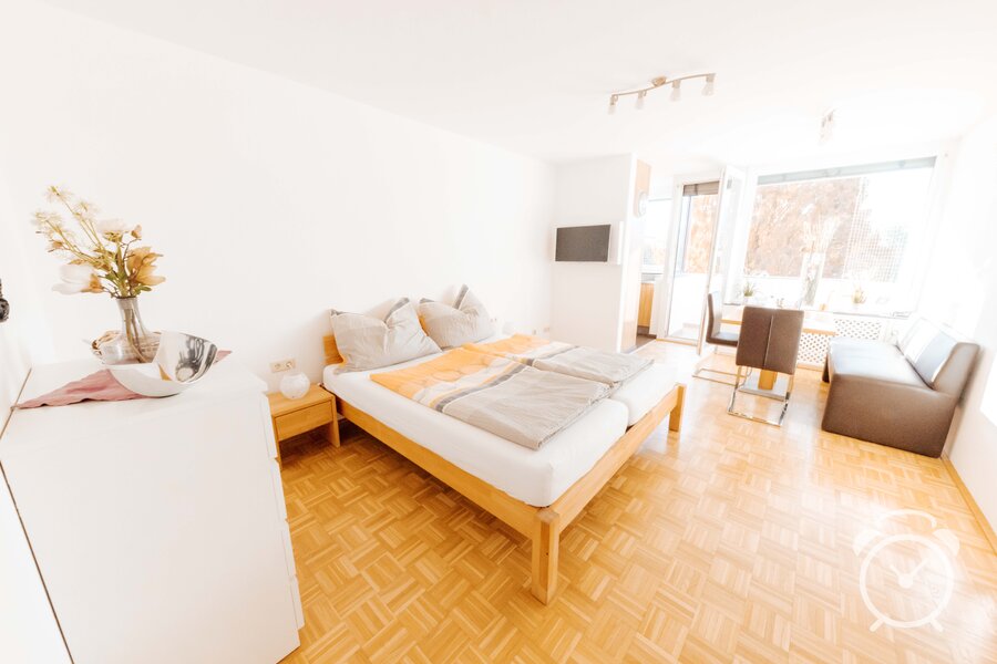 Bright 1-room apartment with parquet floor & seating area – short-term rental & temporary housing for 1 to 6 months in Salzburg