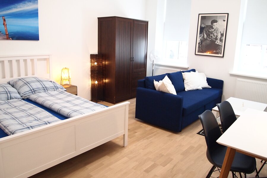 Furnished studio with double bed & sofa – short-term rental Vienna, temporary housing for 1 to 6 months