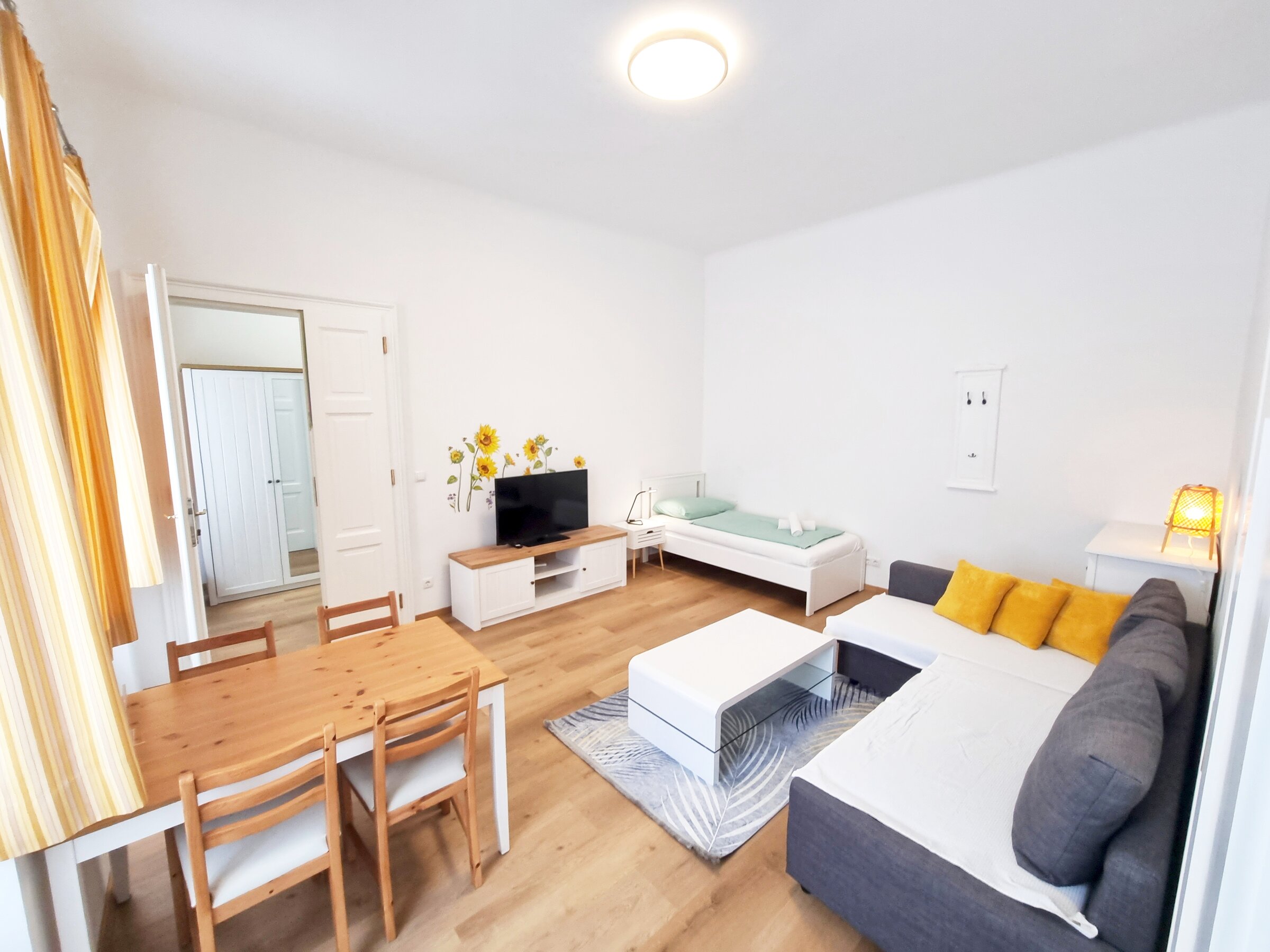 Helles 2-Zimmer Apartment mit Essbereich & Couch – Kurzzeitmiete Wien, Wohnen auf Zeit für 1 bis 6 Monate.