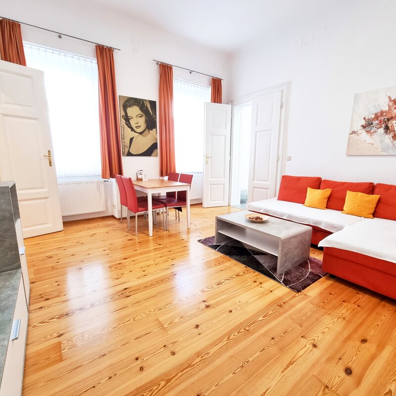 Helles Wohnzimmer mit Holzboden & Essbereich – 2-Zimmer Apartment zur Kurzzeitmiete, Wohnen auf Zeit 1 bis 6 Monate, Wien