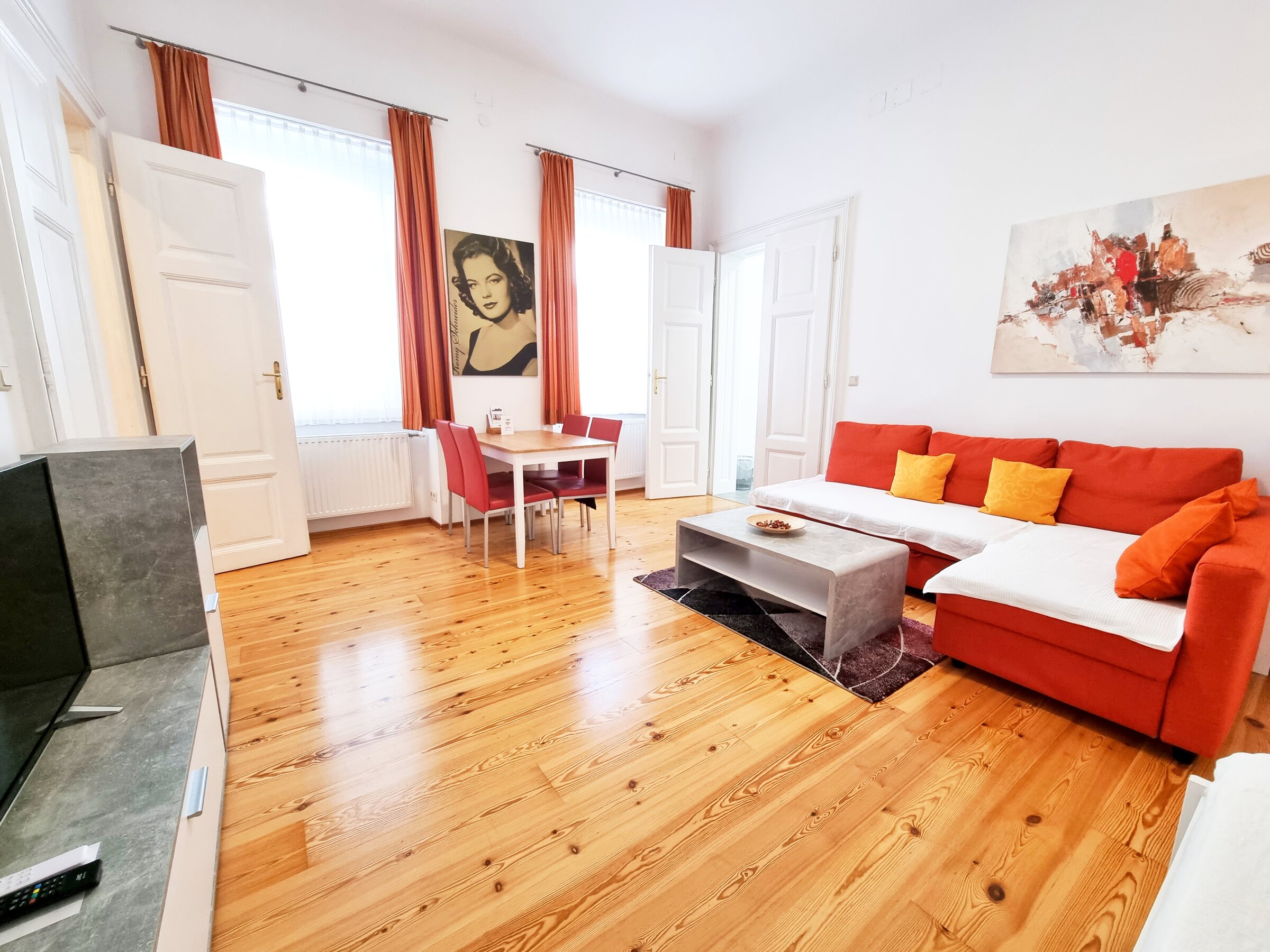 Helles Wohnzimmer mit Holzboden & Essbereich – 2-Zimmer Apartment zur Kurzzeitmiete, Wohnen auf Zeit 1 bis 6 Monate, Wien