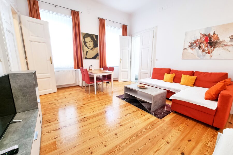 Helles Wohnzimmer mit Holzboden & Essbereich – 2-Zimmer Apartment zur Kurzzeitmiete, Wohnen auf Zeit 1 bis 6 Monate, Wien