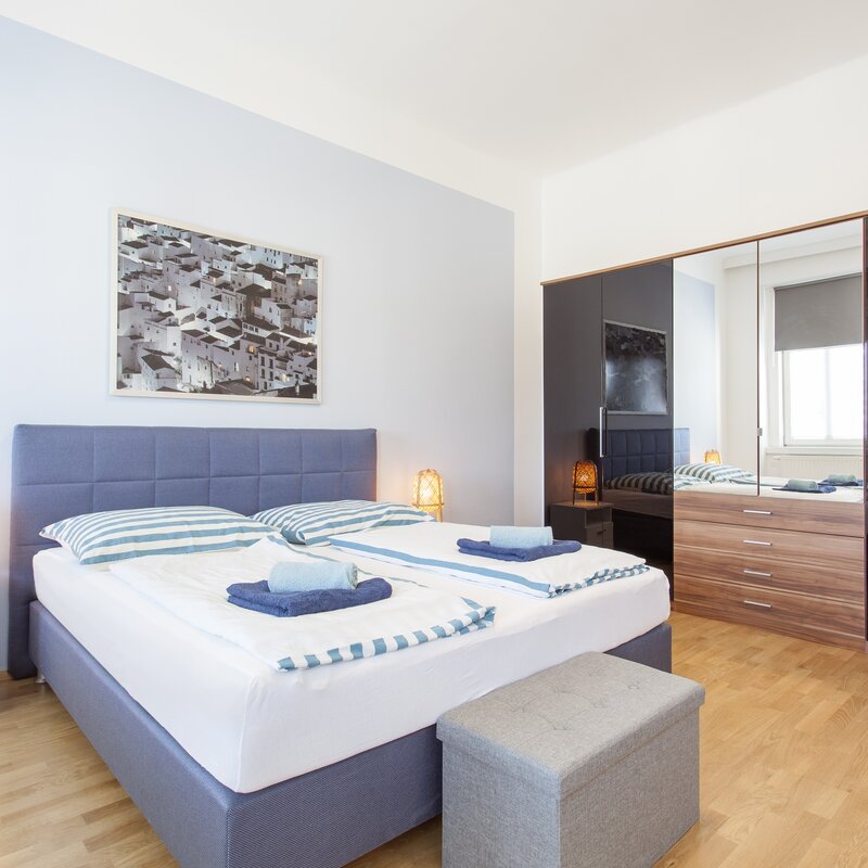 Helles Schlafzimmer mit Doppelbett & Einbauschrank – 2-Zimmer Wohnung zur Kurzzeitmiete, Wohnen auf Zeit für 1 bis 6 Monate in Wien