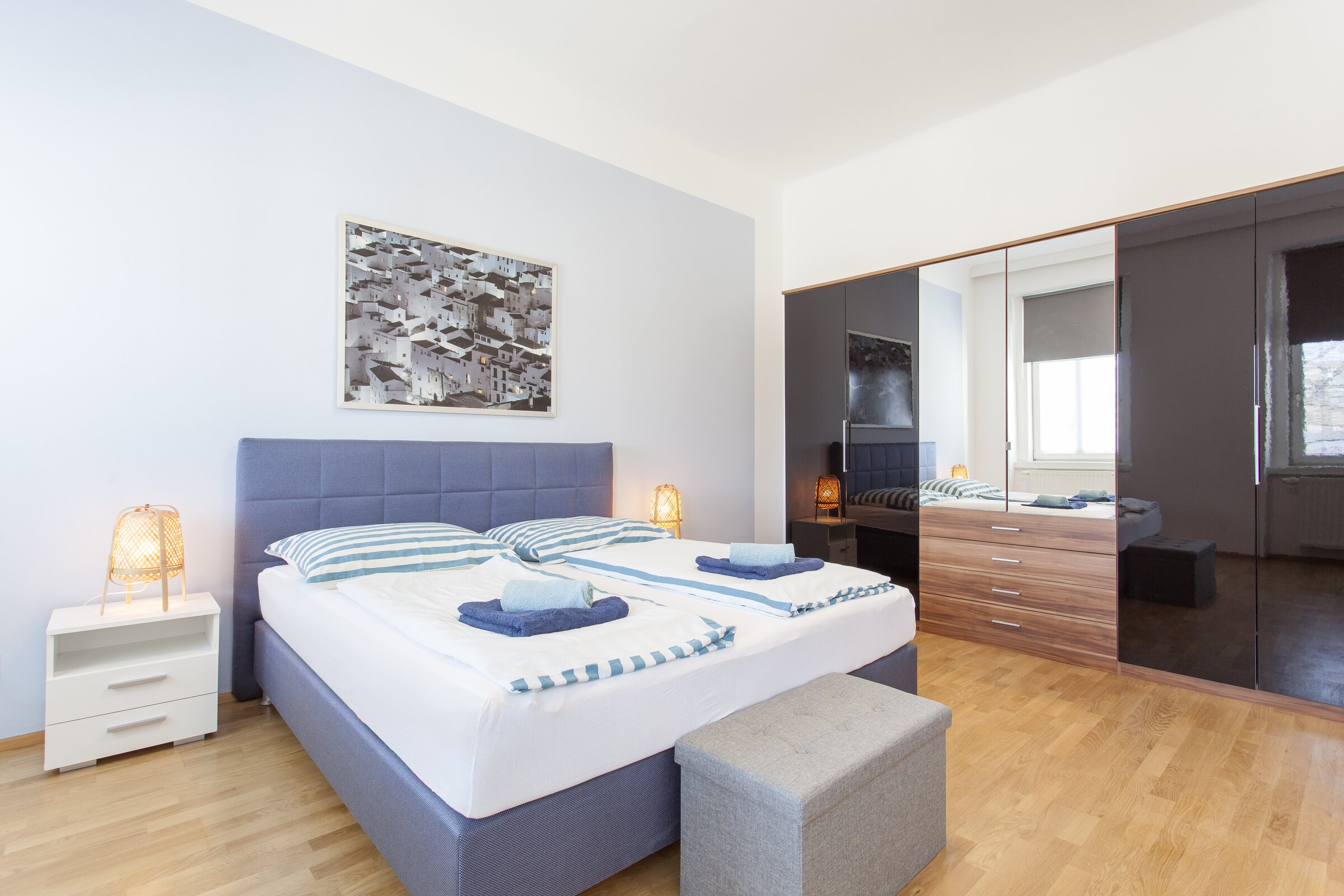 Helles Schlafzimmer mit Doppelbett & Einbauschrank – 2-Zimmer Wohnung zur Kurzzeitmiete, Wohnen auf Zeit für 1 bis 6 Monate in Wien