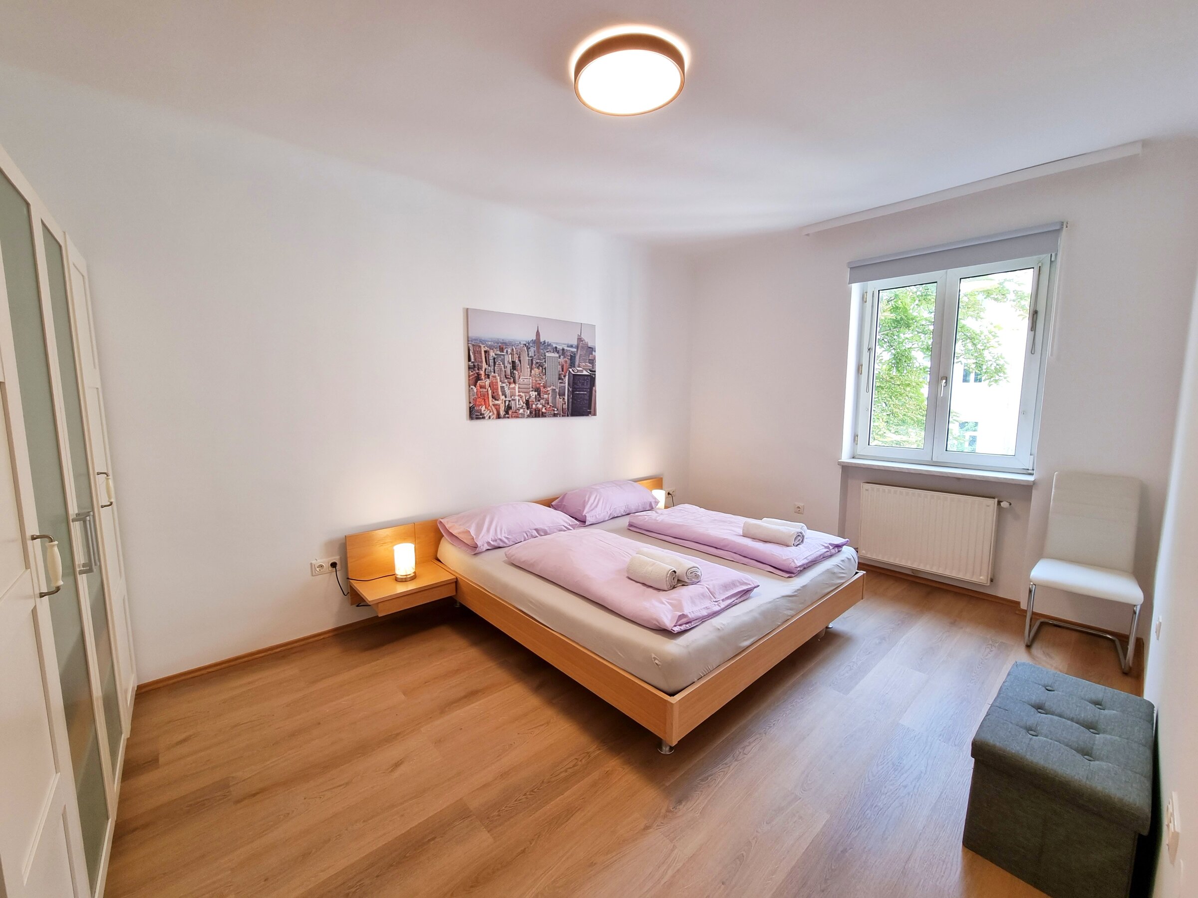 Helles Schlafzimmer mit Doppelbett & Parkettboden – 2-Zimmer-Wohnung zur Kurzzeitmiete, Wohnen auf Zeit für 1 bis 6 Monate in Wien