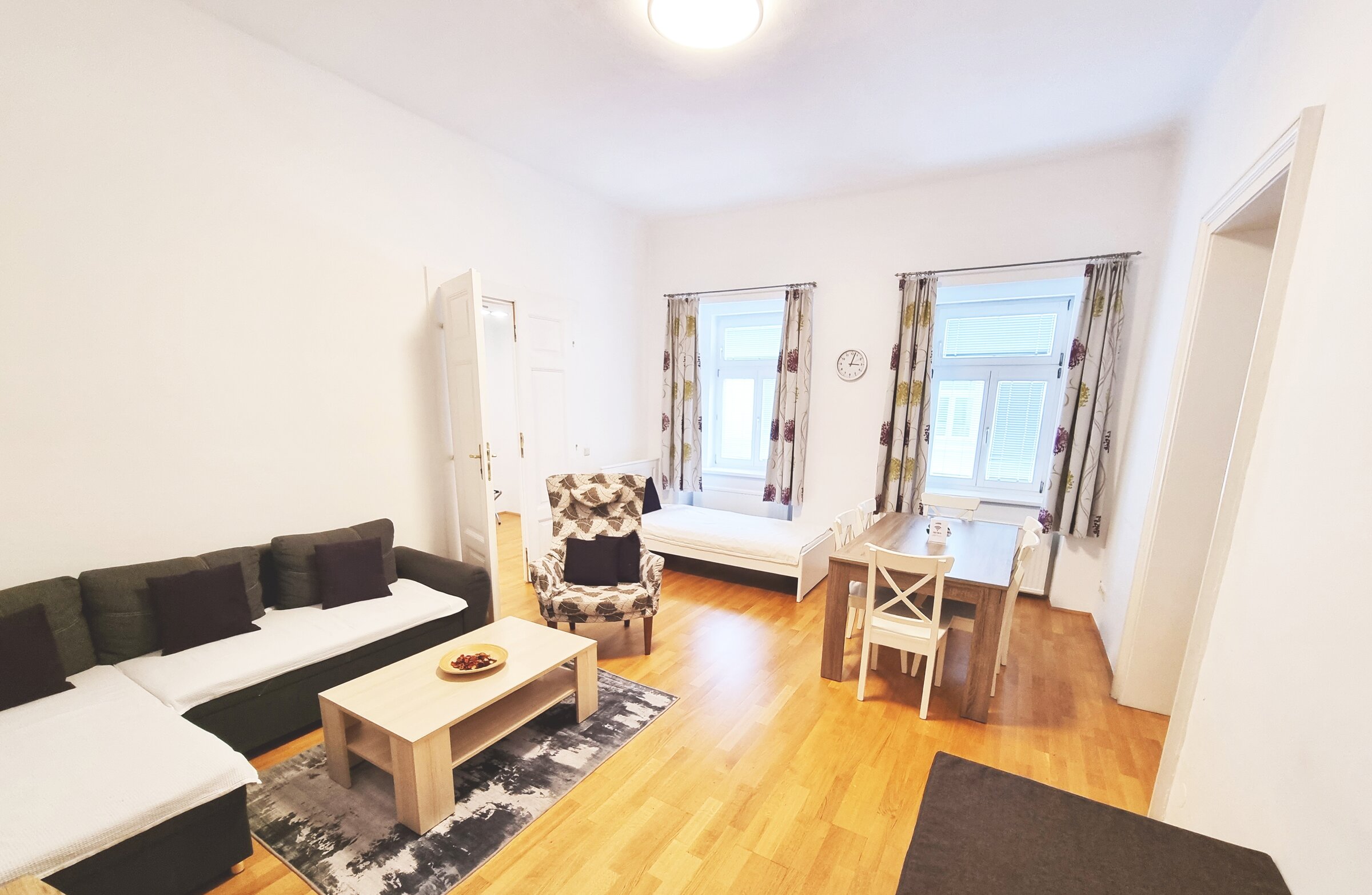 Bright living room with dining table & sofa – 3-room apartment, short-term rental, temporary housing 1 to 6 months, Vienna