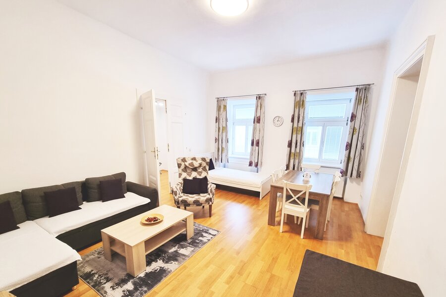 Bright living room with dining table & sofa – 3-room apartment, short-term rental, temporary housing 1 to 6 months, Vienna