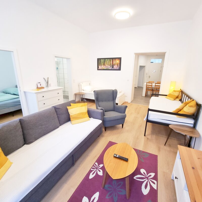 Heller Wohnbereich mit Sofa & Sessel: 3-Zimmer Apartment zur Kurzzeitmiete & Wohnen auf Zeit für 1 bis 6 Monate in Wien