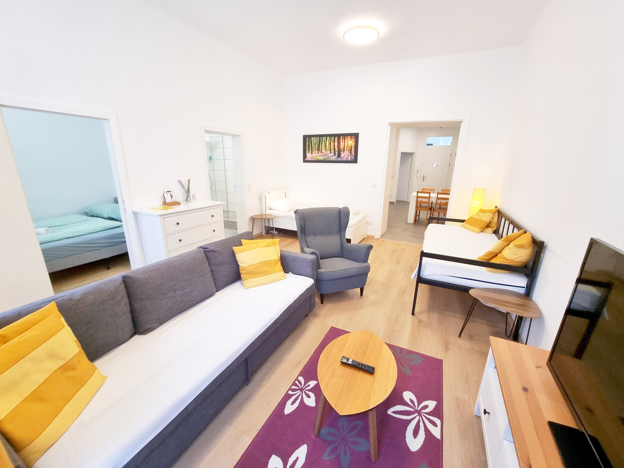 Heller Wohnbereich mit Sofa & Sessel: 3-Zimmer Apartment zur Kurzzeitmiete & Wohnen auf Zeit für 1 bis 6 Monate in Wien