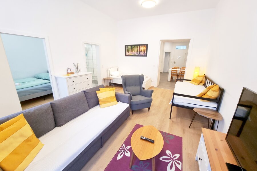 Heller Wohnbereich mit Sofa & Sessel: 3-Zimmer Apartment zur Kurzzeitmiete & Wohnen auf Zeit für 1 bis 6 Monate in Wien
