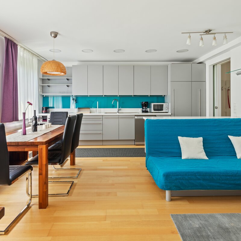 Bright living area with open kitchen, 2-room apartment for short-term rental – temporary housing for 1 to 6 months in Vienna