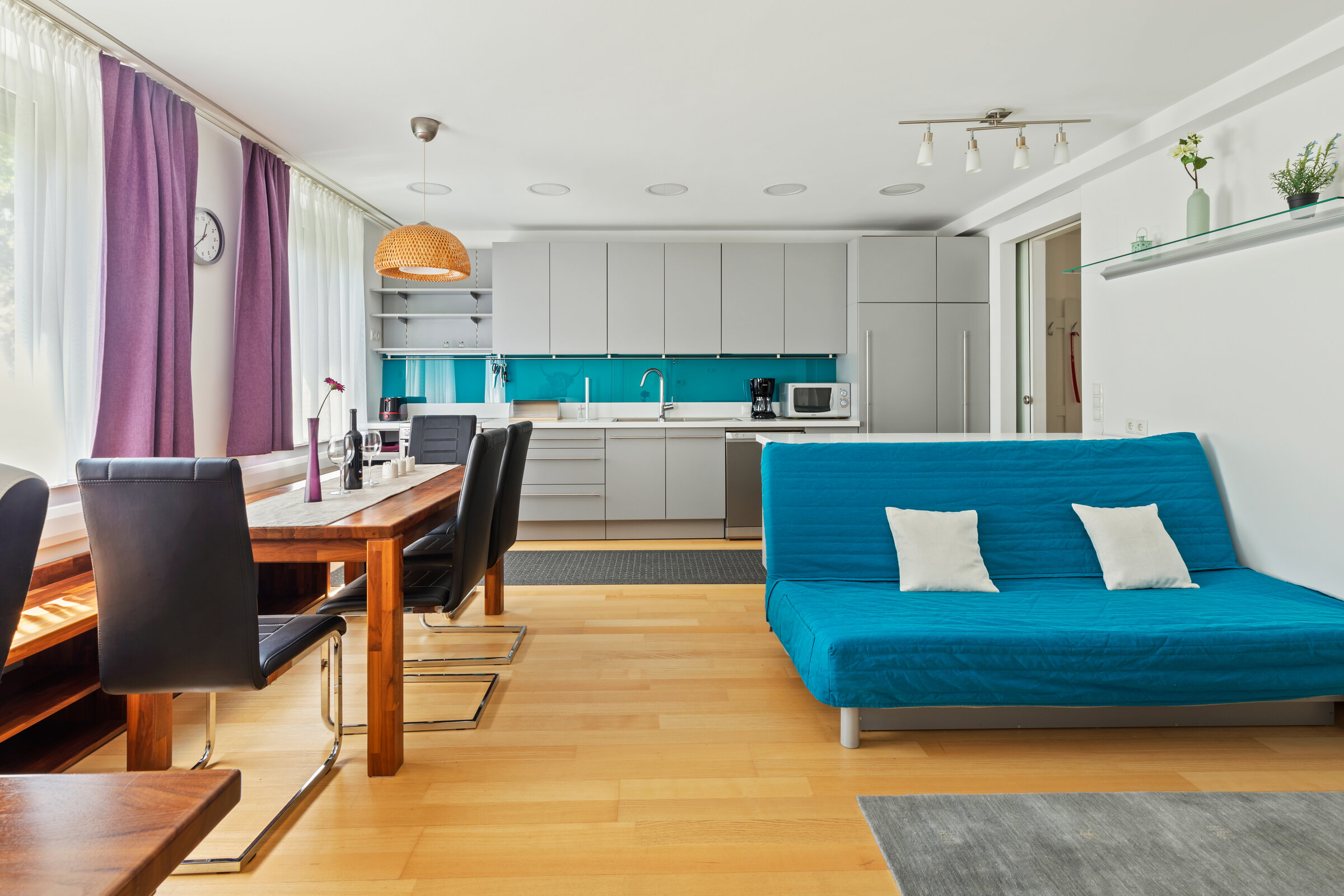Bright living area with open kitchen, 2-room apartment for short-term rental – temporary housing for 1 to 6 months in Vienna