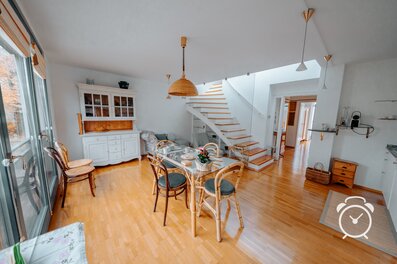 Bright open living & dining area – 3-room apartment, short-term rental & temporary housing for 1 to 6 months in Salzburg