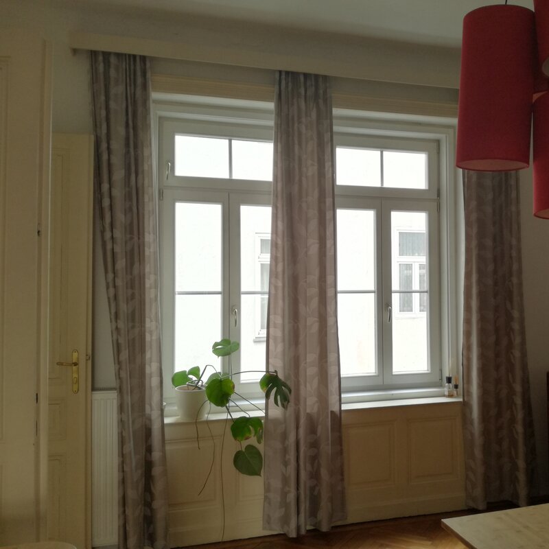 Ess-/Wohnzimmer mit Blick in den Innenhof