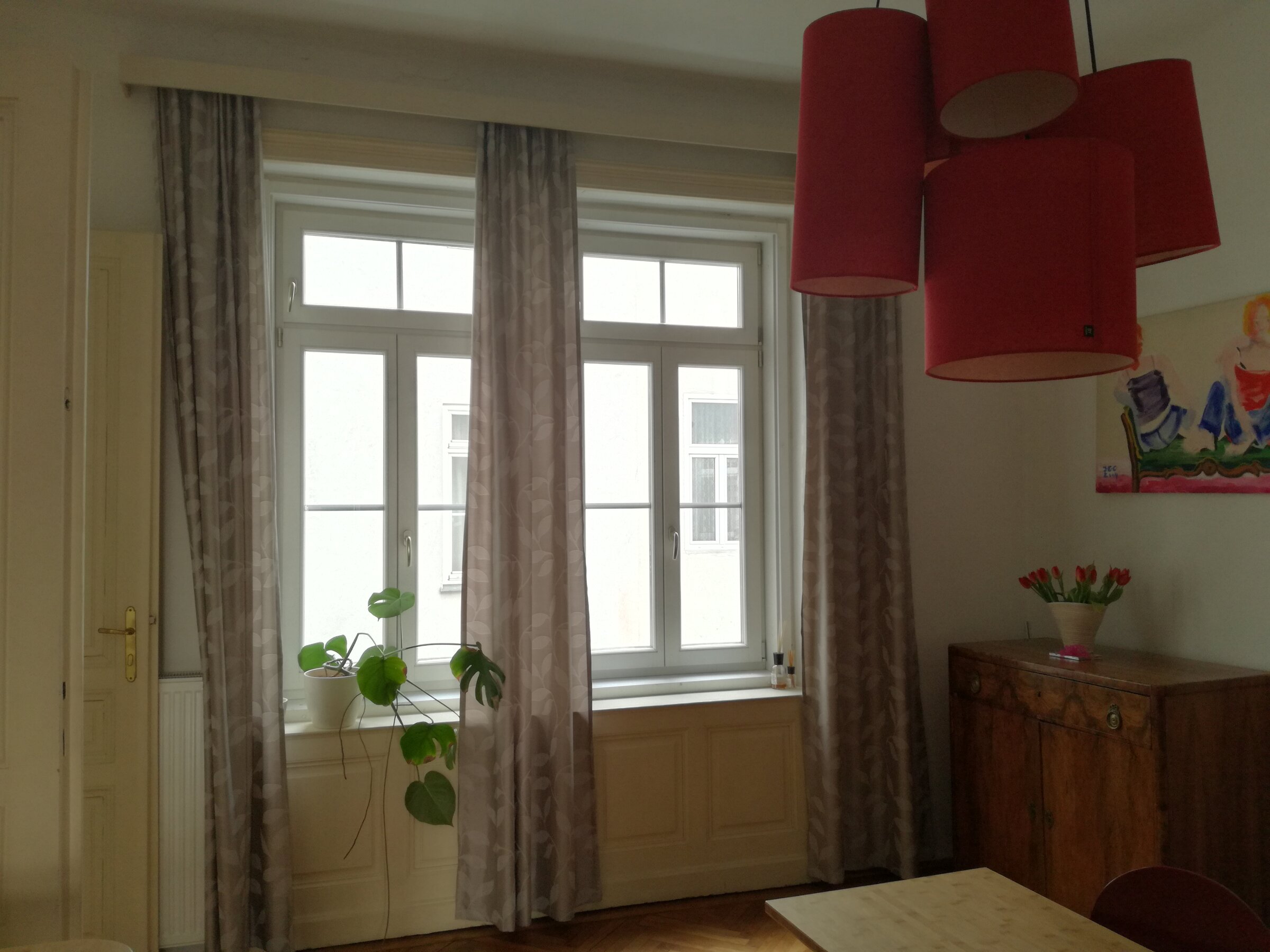 Ess-/Wohnzimmer mit Blick in den Innenhof