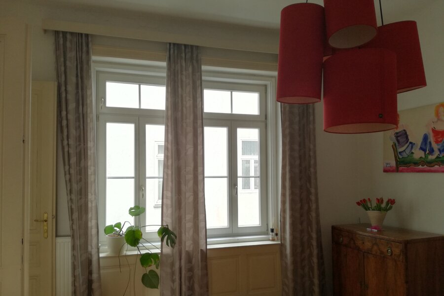 Ess-/Wohnzimmer mit Blick in den Innenhof